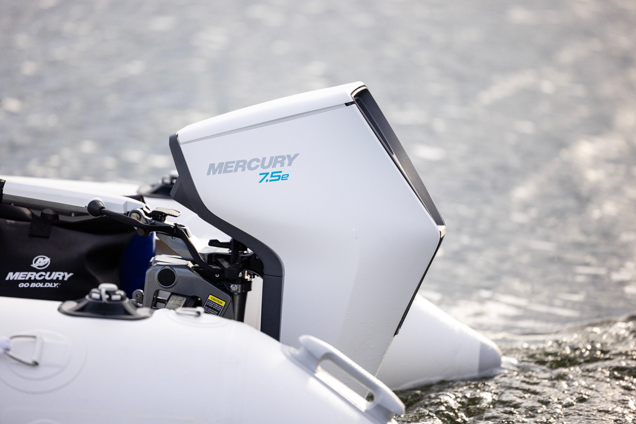 Mercury Avator 7.5e Elektromotor an einem Schlauchboot